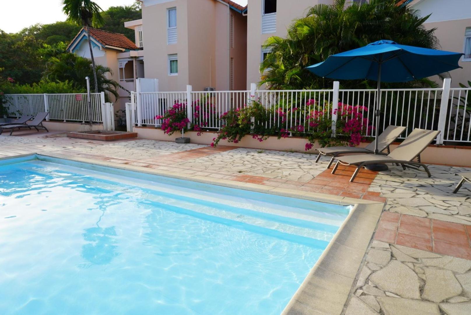 T2 Spacieux, Confort, Piscine & Plage A Sainte-Anne Exterior photo