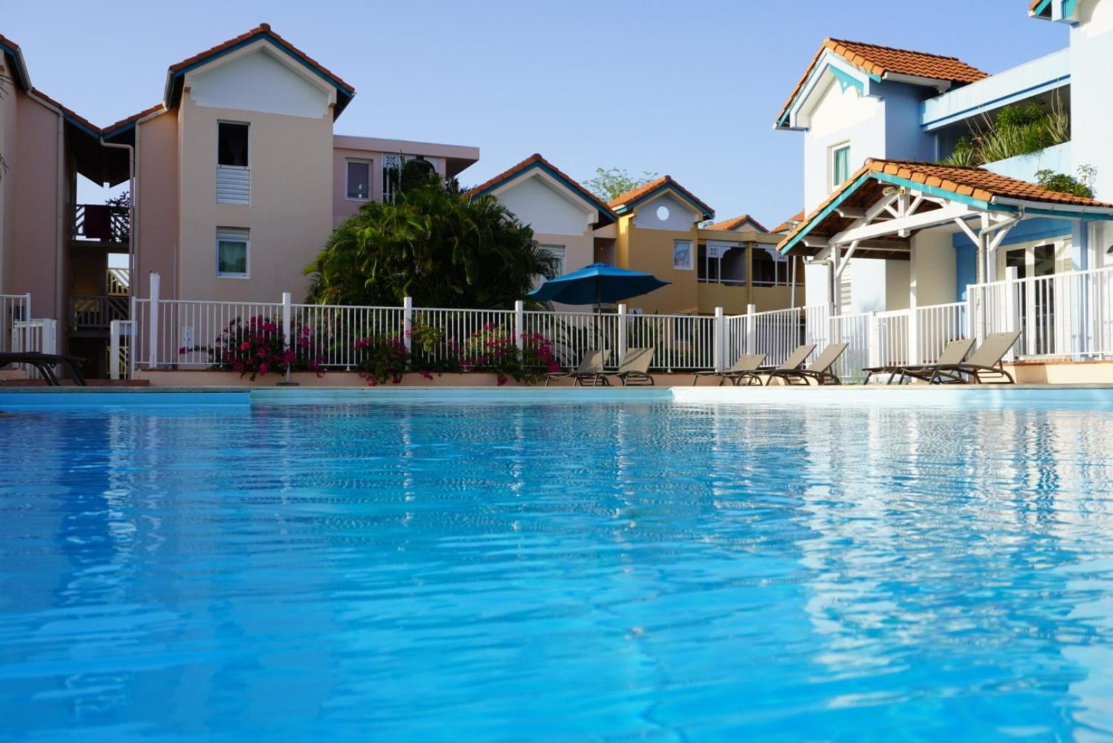 T2 Spacieux, Confort, Piscine & Plage A Sainte-Anne Exterior photo