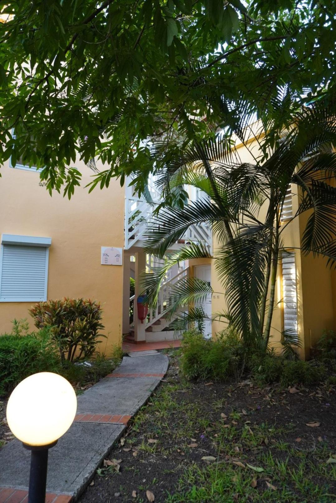 T2 Spacieux, Confort, Piscine & Plage A Sainte-Anne Exterior photo